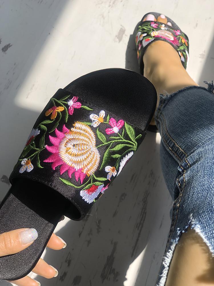 

Floral Embroidery Open Toe Flat Slippers