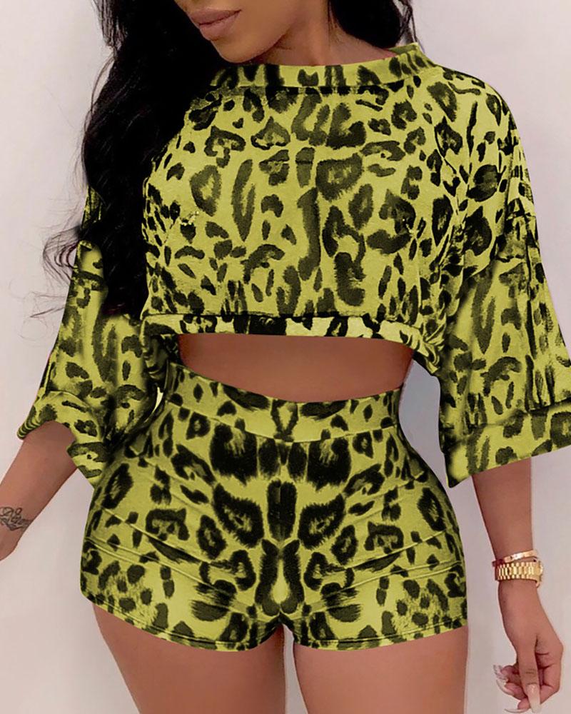 

Leopard Print Bat Sleeve Crop Top With Shorts Set, Yellow
