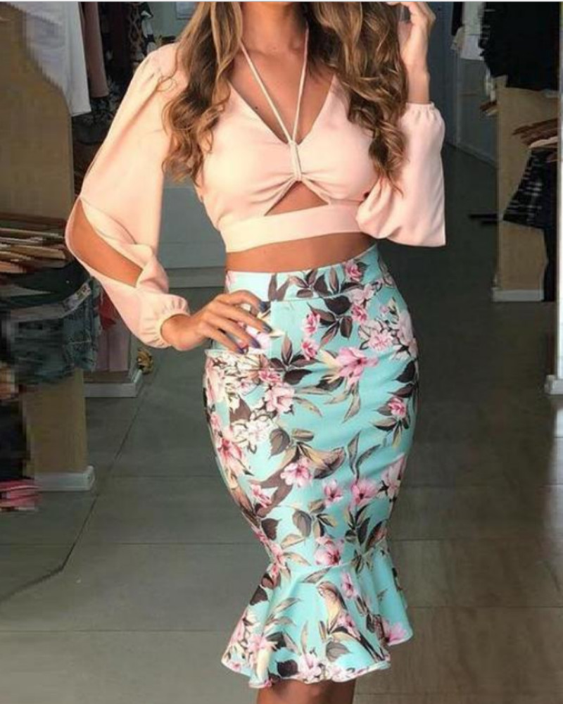 

Slit Sleeve Halter Crop Top With Floral Skirt Set, Multicolor