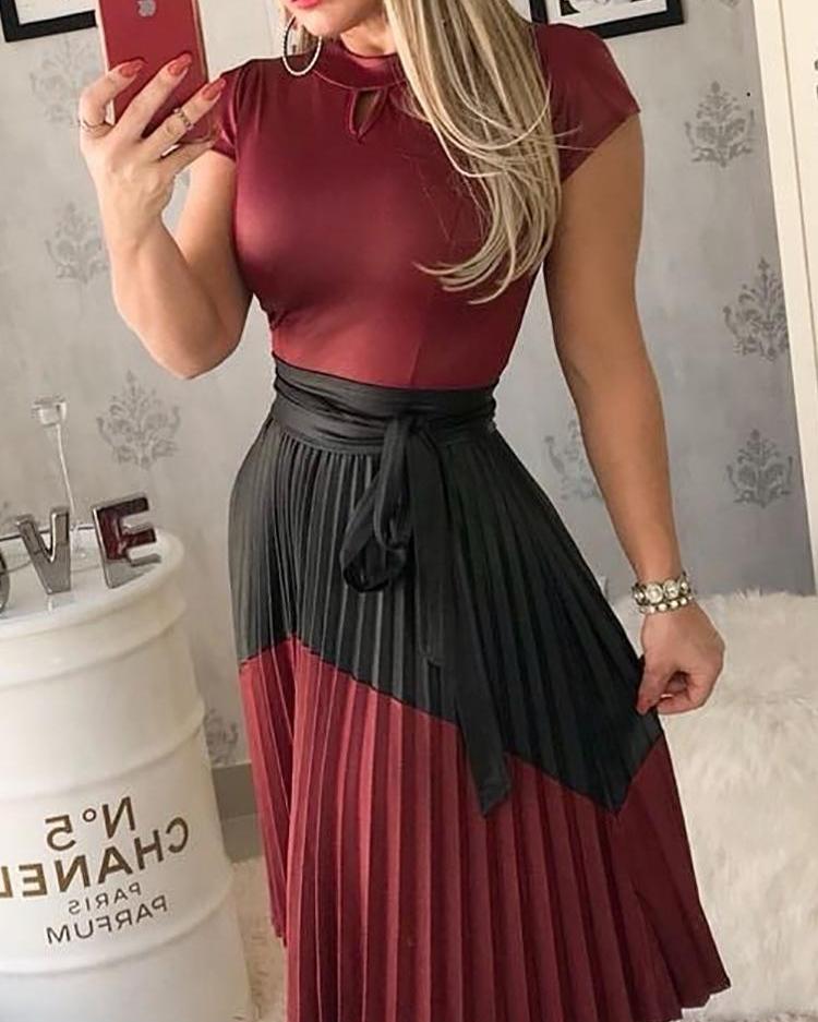

Contrast Color Splicing Belt Pleated Dress