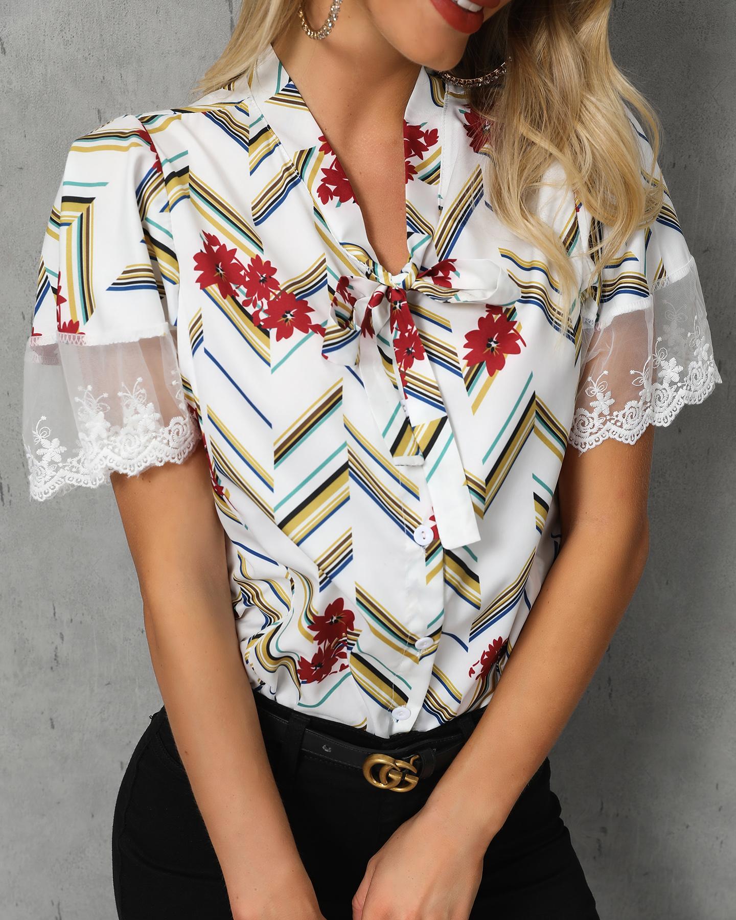 

Print Lace Insert Short Sleeve Casual Blouse