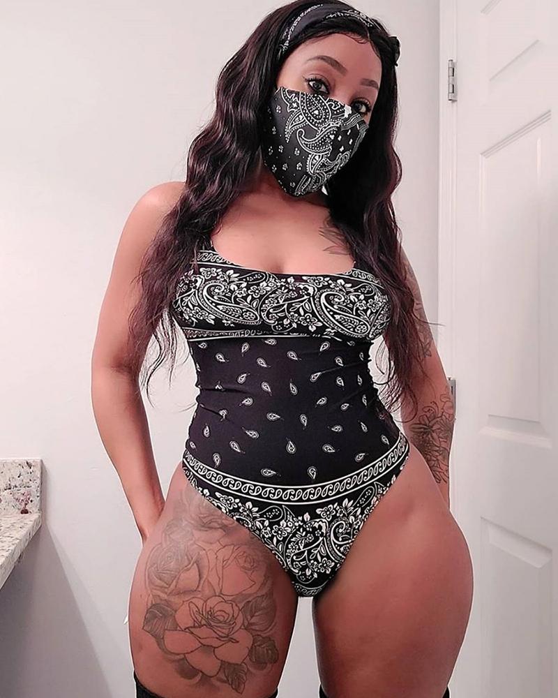 

Spaghetti Strap U-Neck Print Bodysuit With Bandana, Black