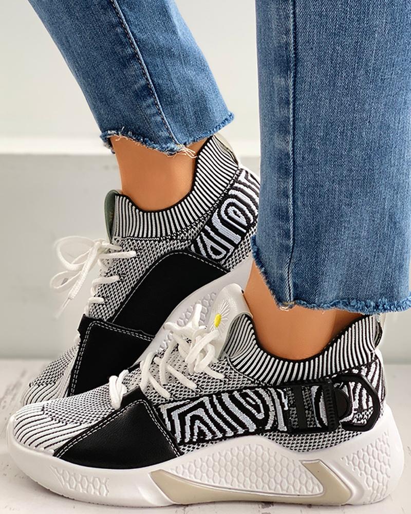 

Daisy Embroidery Lace-up Breathable Sneakers, Black